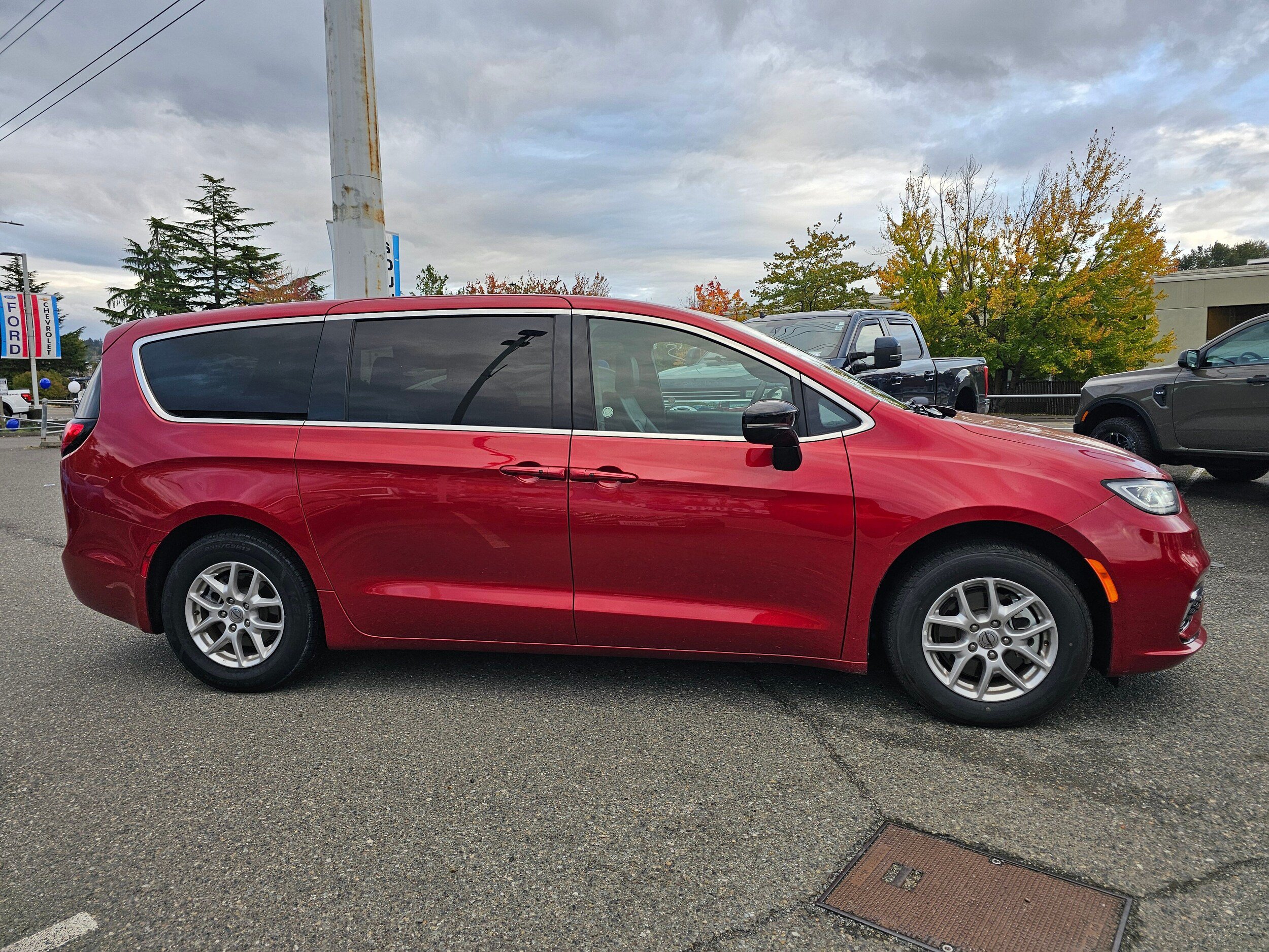 Used 2025 Chrysler Pacifica Select FWD image 4