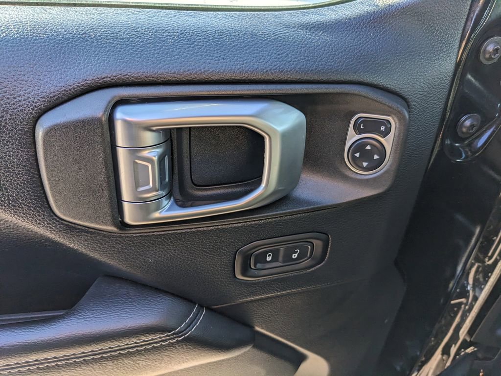 Used 2018 Jeep Wrangler Unlimited Sahara image 17