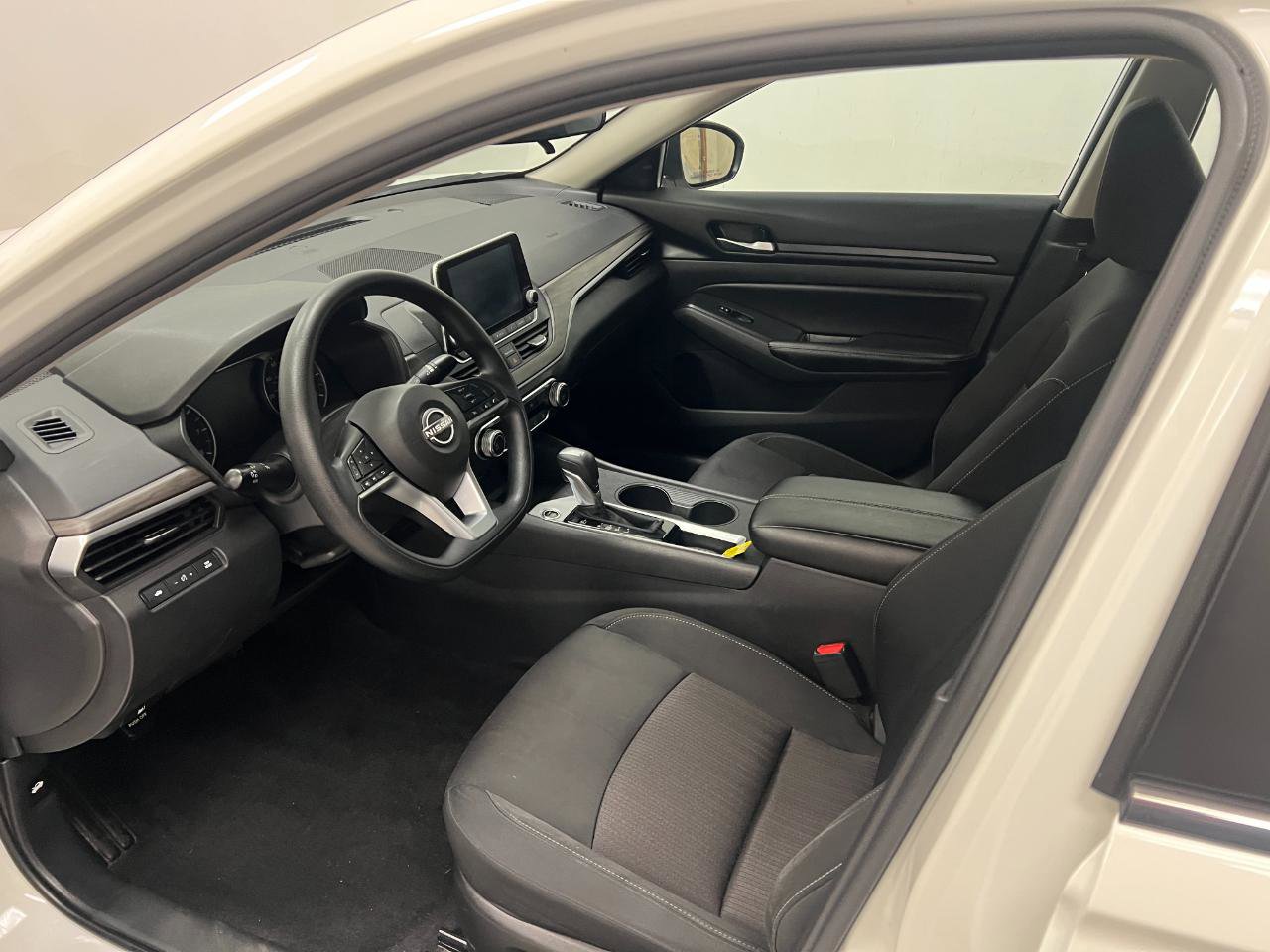 Used 2025 Nissan Altima 2.5 SV image 23