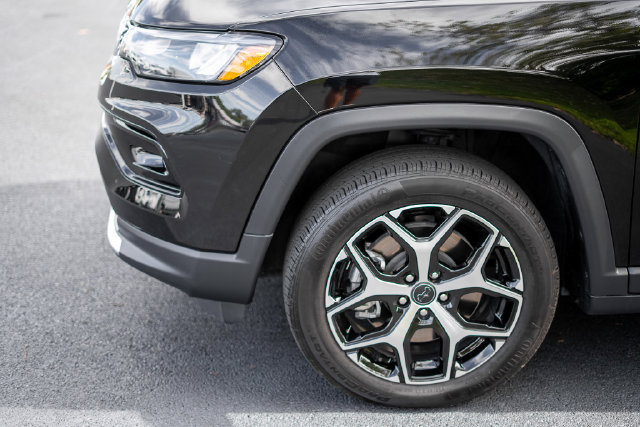 Used 2025 Jeep Compass Limited AWD/4WD image 9