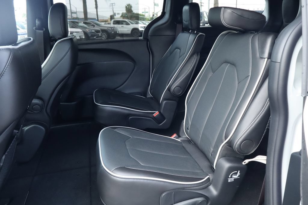 New 2027 Chrysler Pacifica Limited AWD/4WD image 32