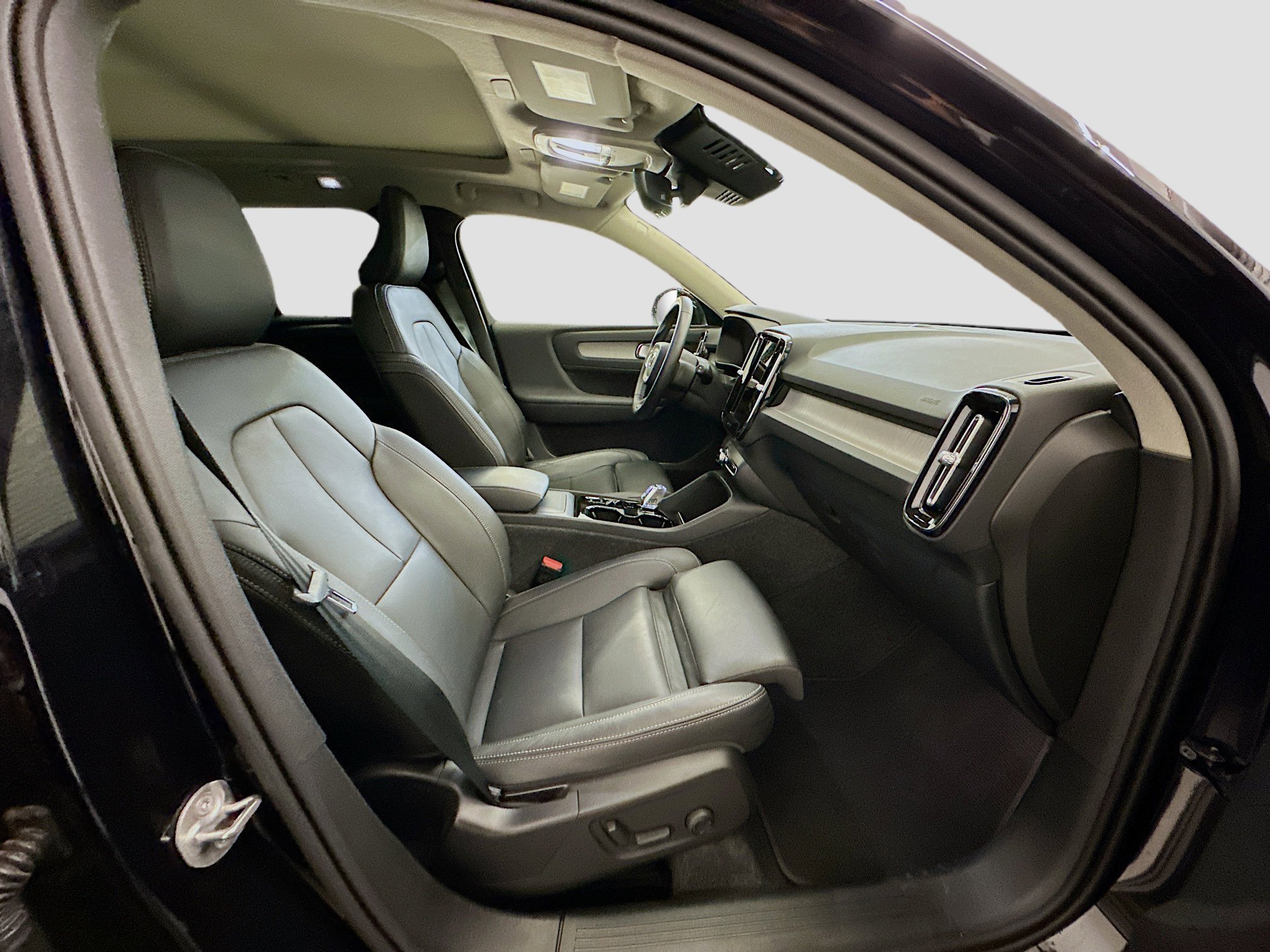 Used 2025 Volvo XC40 B5 Plus image 34