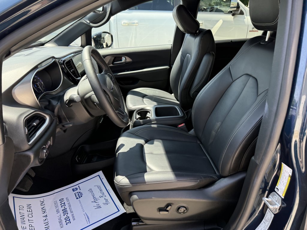 Used 2025 Chrysler Pacifica Select FWD image 11