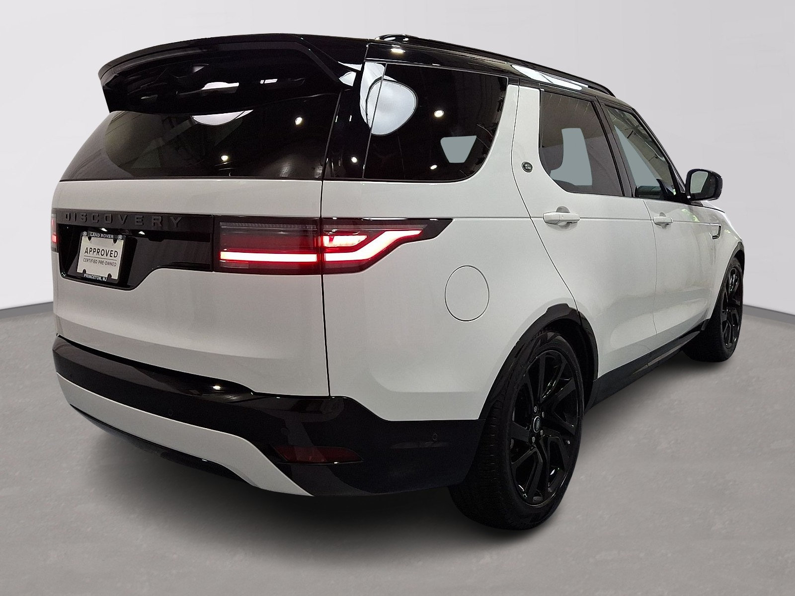 Certified 2025 Land Rover Discovery Dynamic SE AWD/4WD image 4
