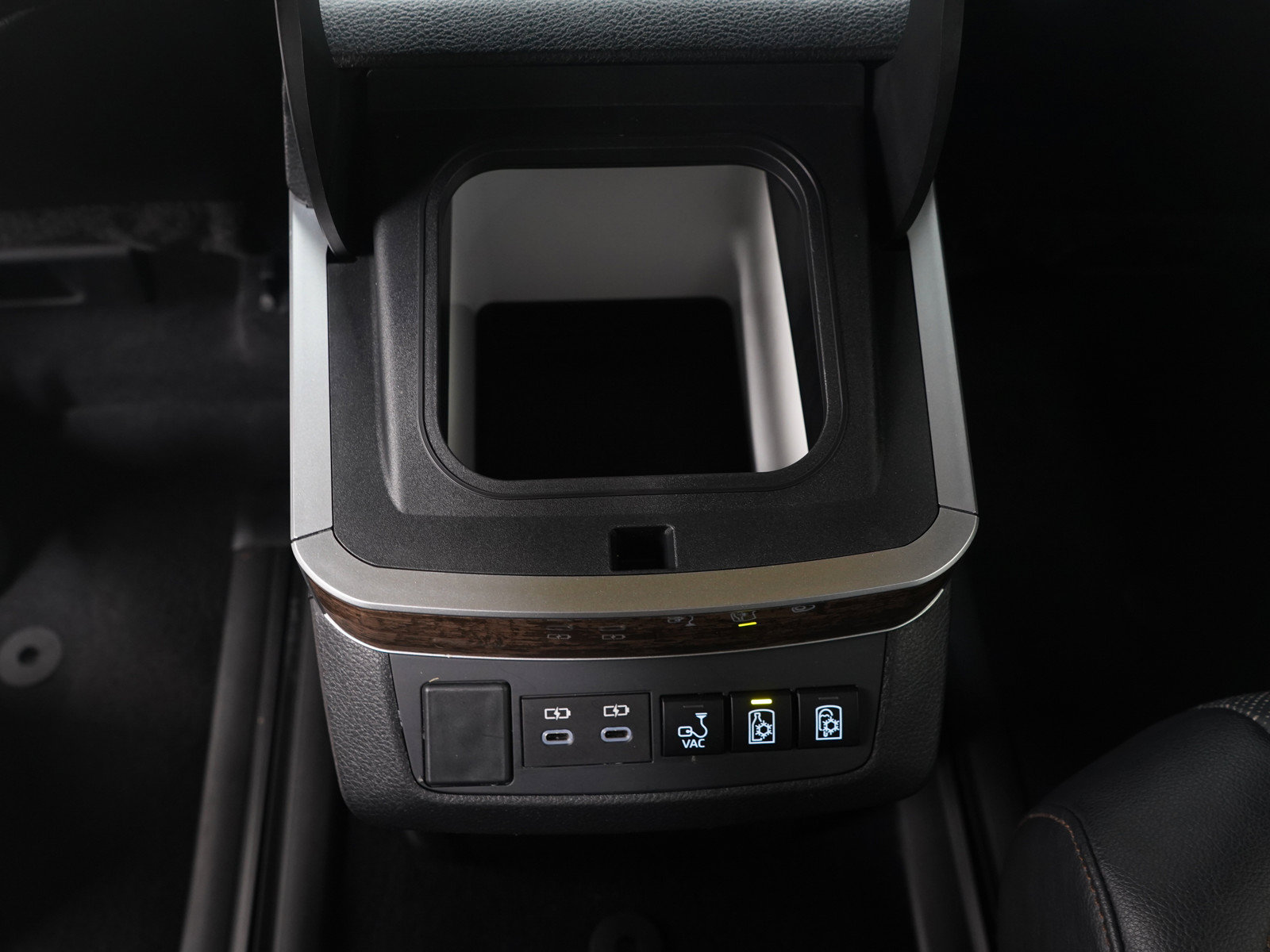Used 2025 Toyota Sienna Platinum AWD/4WD image 25