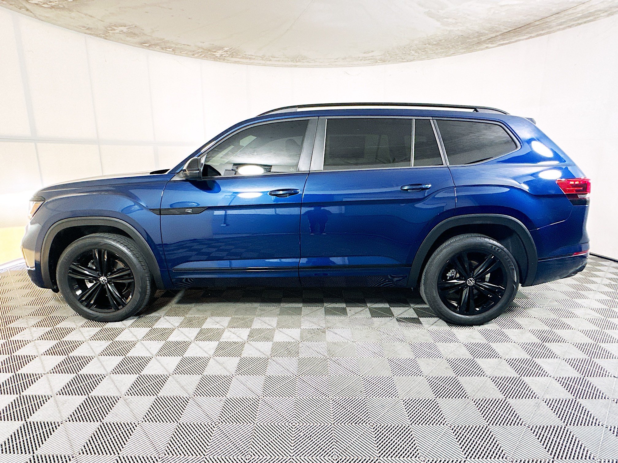 Used 2022 Volkswagen Atlas SEL R-Line AWD/4WD image 6