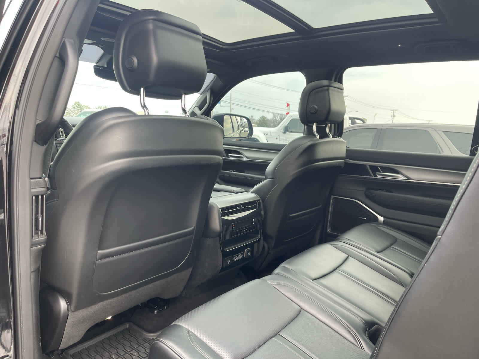 Used 2024 Jeep Wagoneer Series II image 17