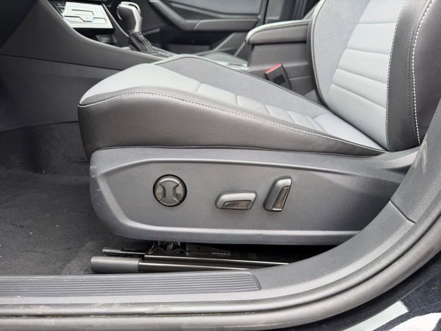 Used 2025 Volkswagen Jetta SE image 9