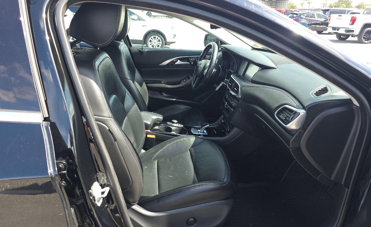 Used 2018 INFINITI QX30 Premium w/ Navigation Package image 13