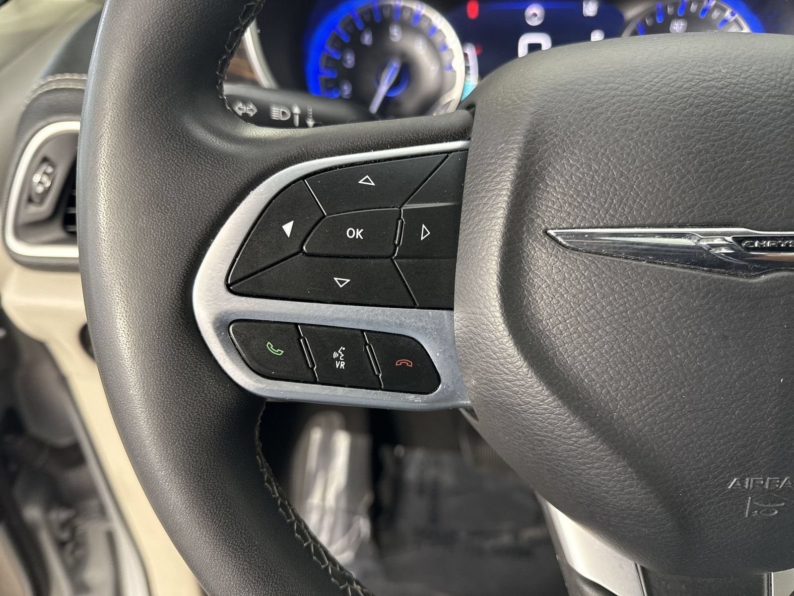 Used 2023 Chrysler Pacifica Limited FWD image 12