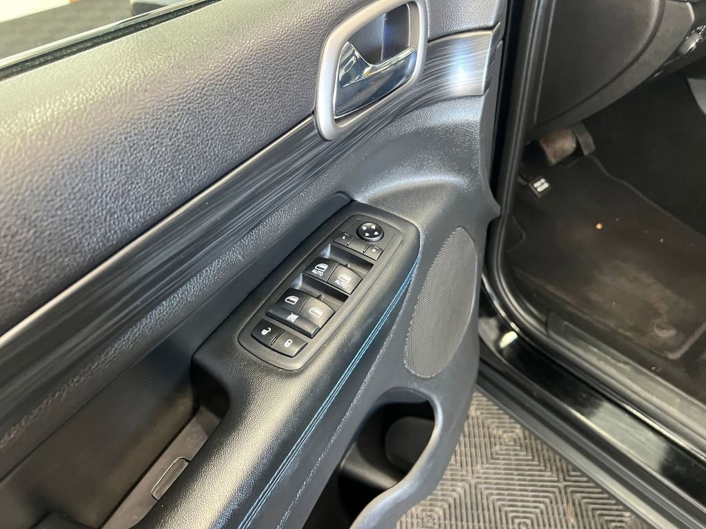 Used 2020 Jeep Grand Cherokee Laredo image 11