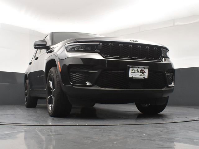 Used 2023 Jeep Grand Cherokee Altitude AWD/4WD image 13