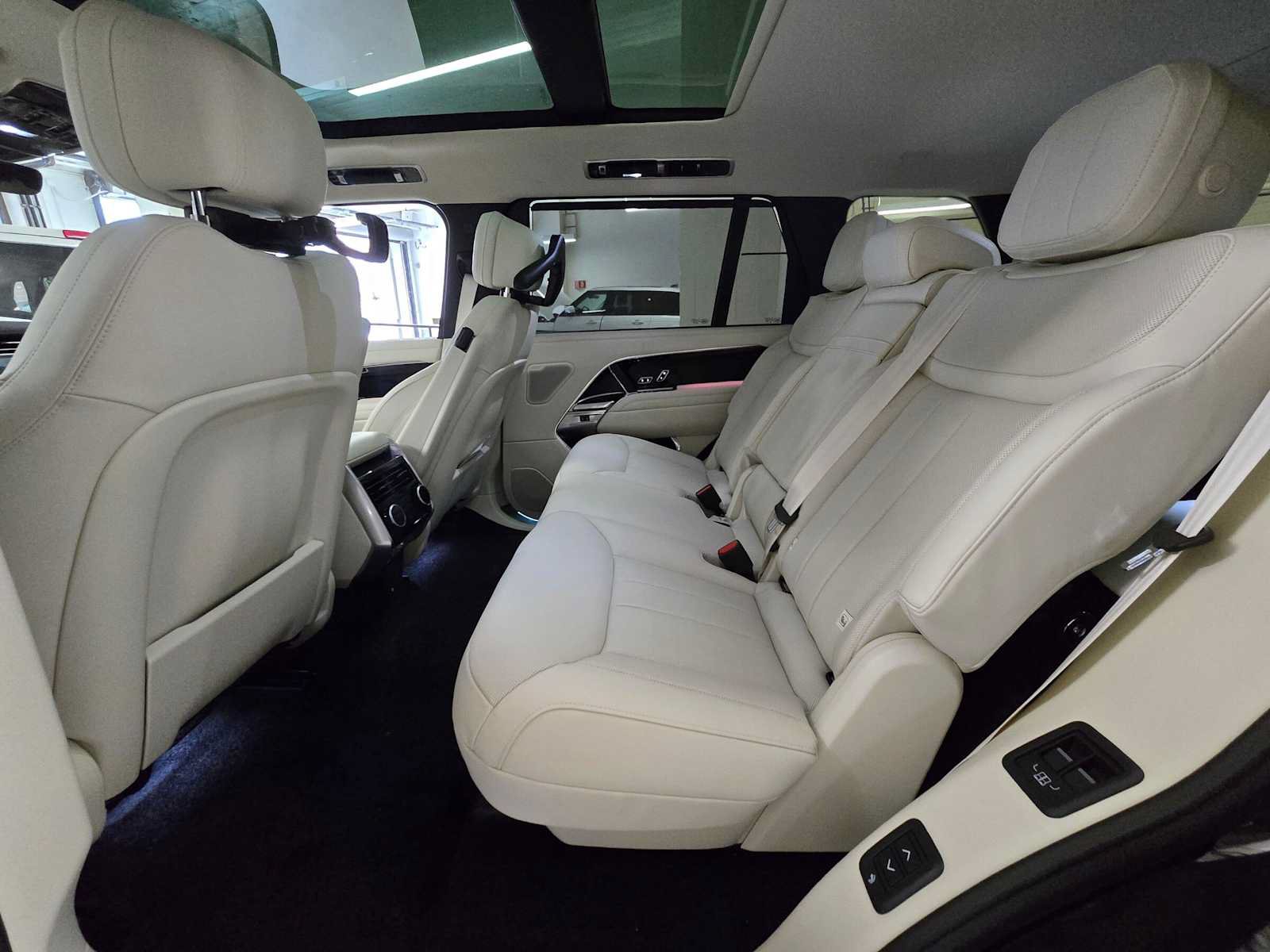 New 2026 Land Rover Range Rover Long Wheelbase SE AWD/4WD image 17