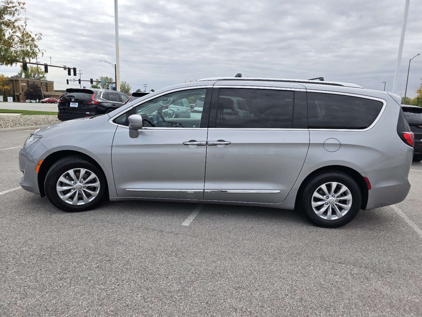 Used 2018 Chrysler Pacifica Touring-L w/ Premium Audio Group FWD image 11