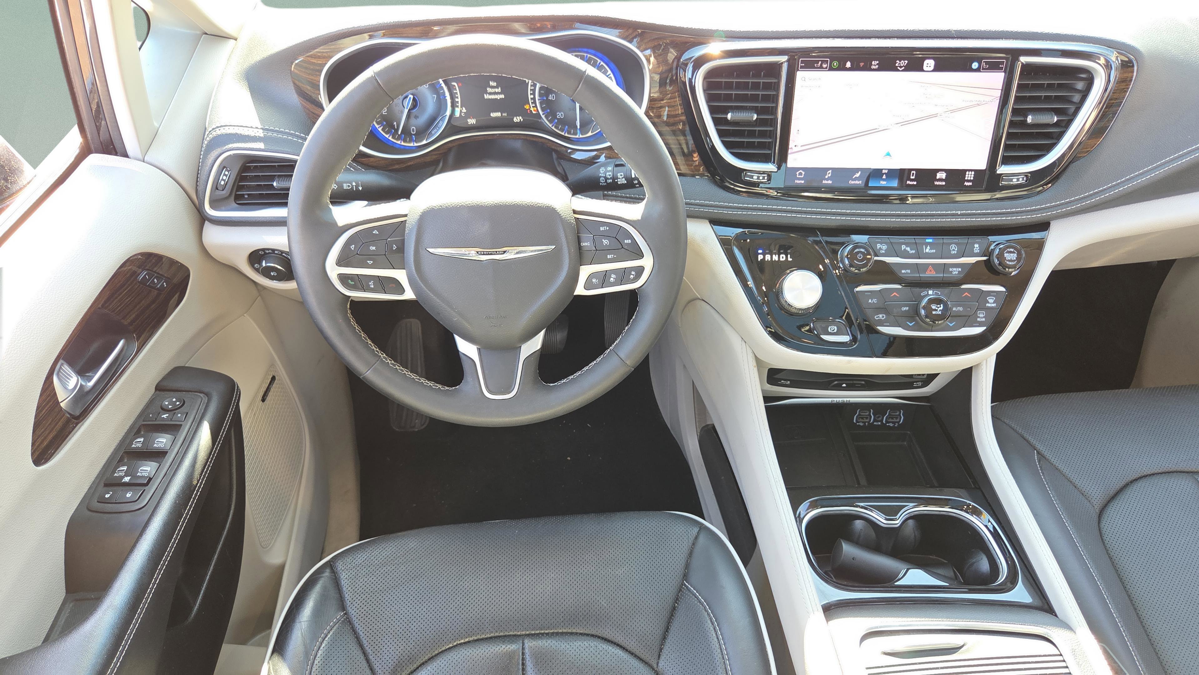 Used 2023 Chrysler Pacifica Limited w/ Uconnect Theater Family Group image 16