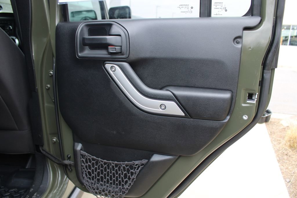 Used 2015 Jeep Wrangler Unlimited Rubicon w/ Connectivity Group AWD/4WD image 47
