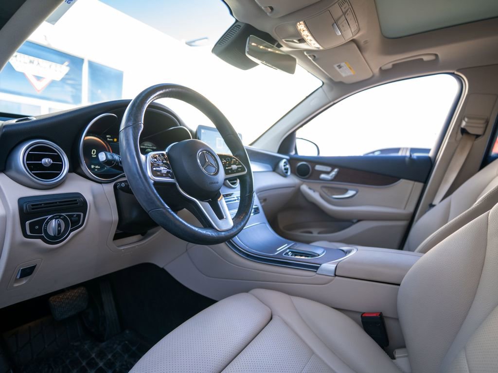 Used 2021 Mercedes-Benz GLC 300 4MATIC w/ Premium Package image 4