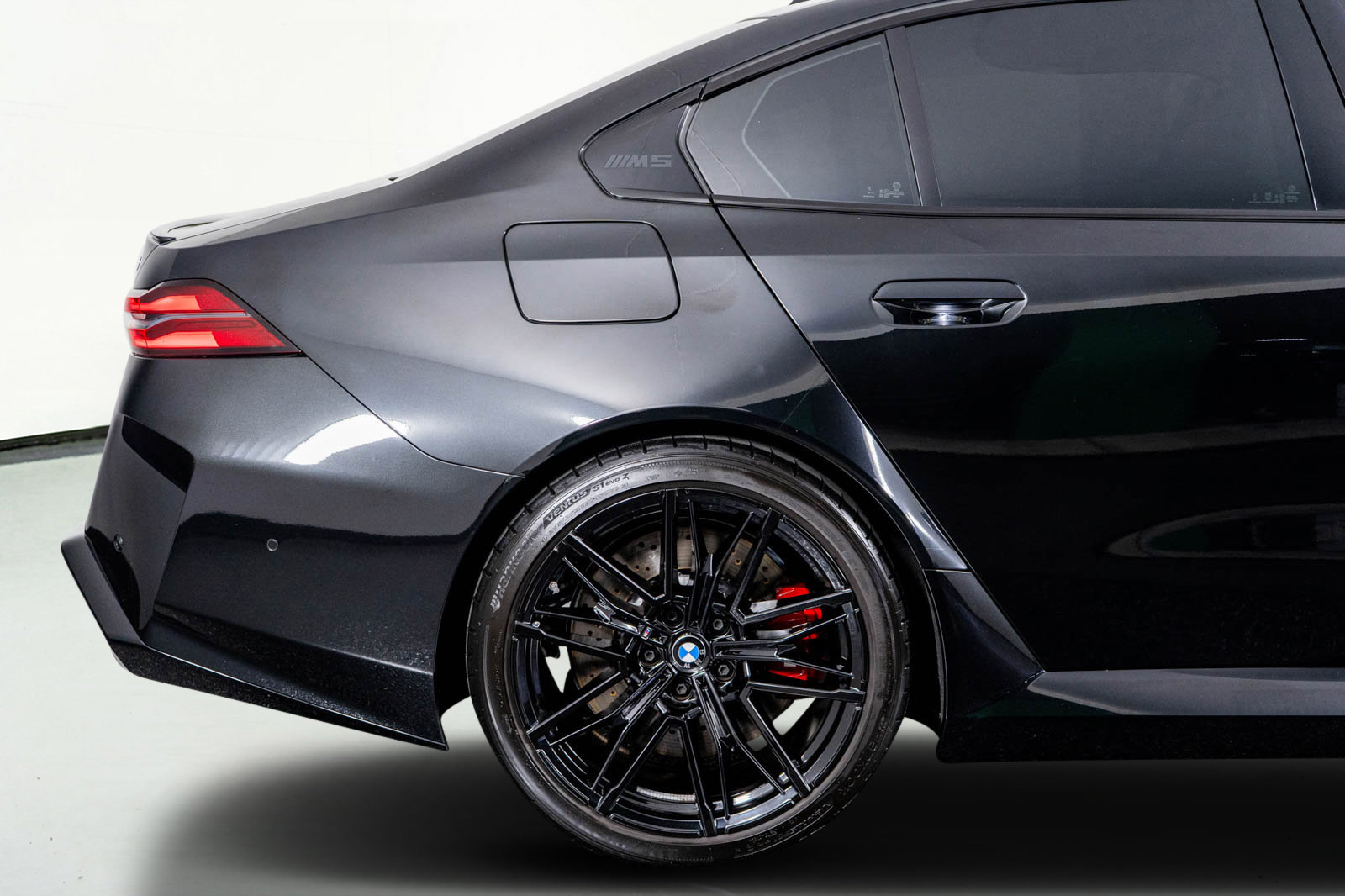 Used 2025 BMW M5 w/ Executive Package image 13