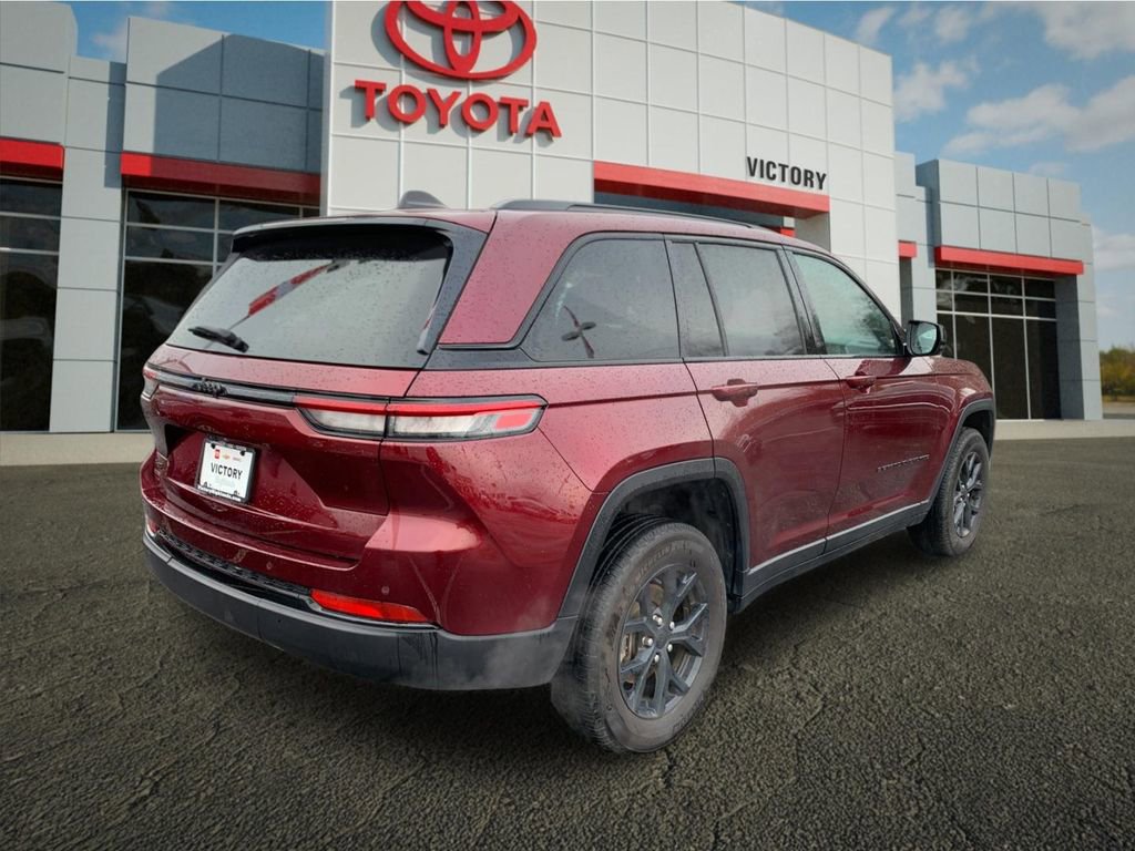 Used 2024 Jeep Grand Cherokee Altitude image 3