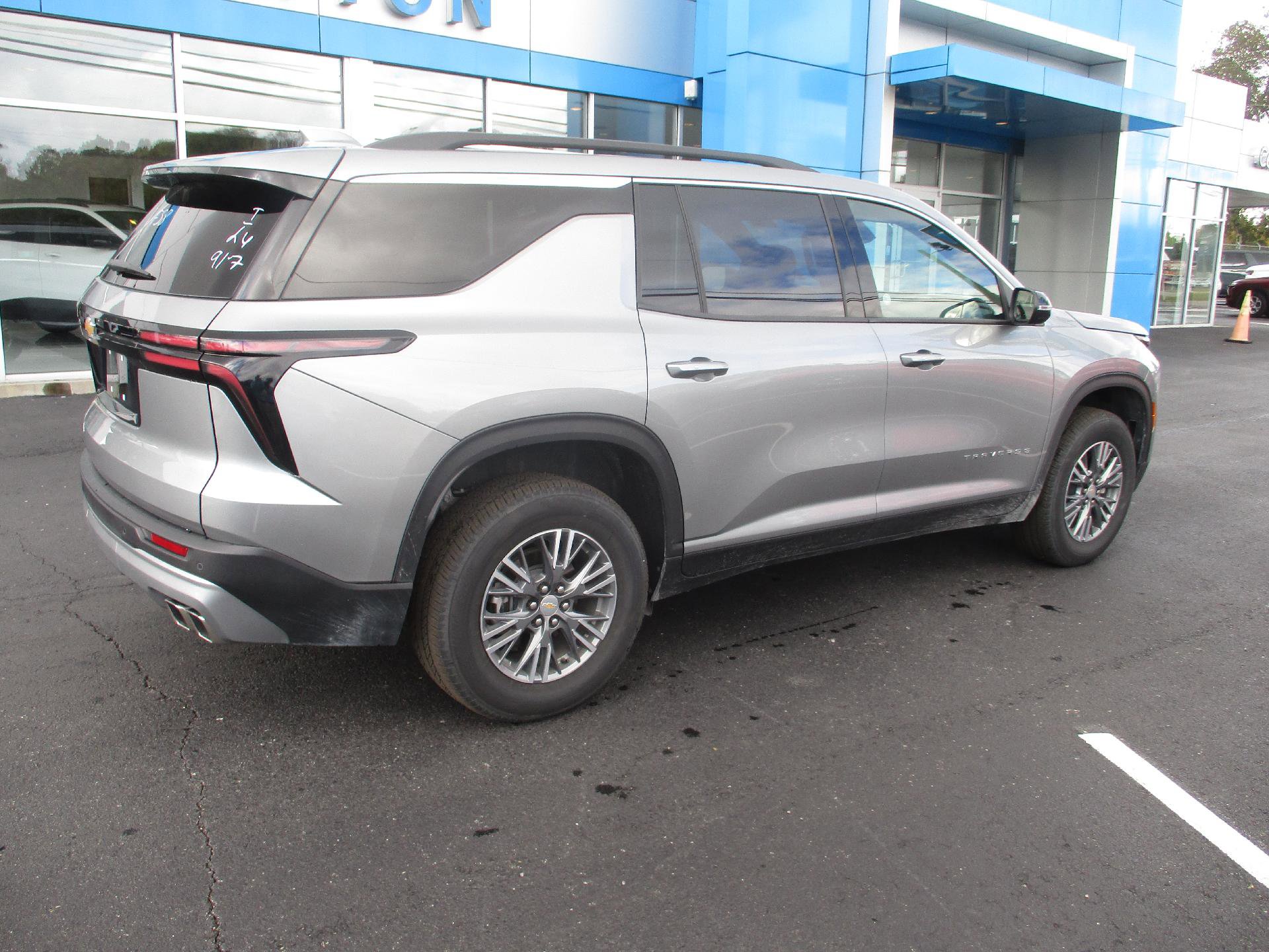 Used 2025 Chevrolet Traverse LT image 3
