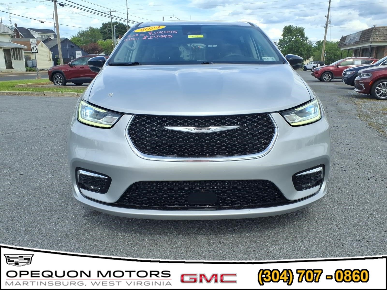 Used 2024 Chrysler Pacifica Touring-L FWD image 2