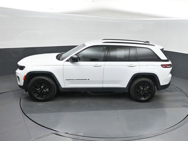 Used 2025 Jeep Grand Cherokee Altitude AWD/4WD image 34