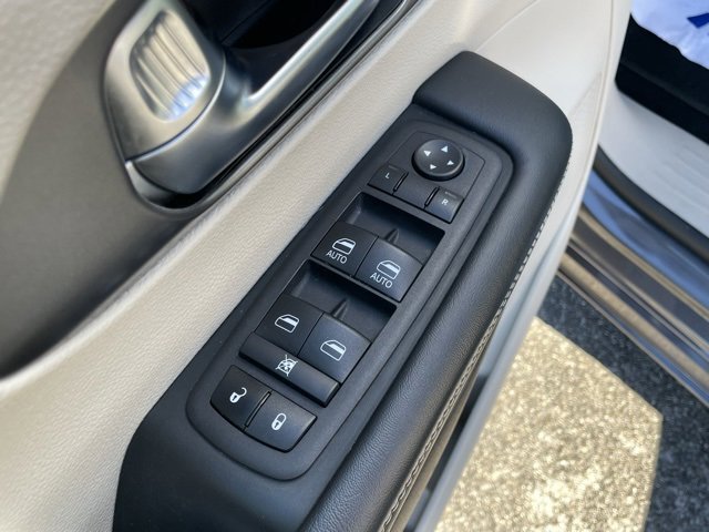 Used 2023 Chrysler Pacifica Touring-L image 13