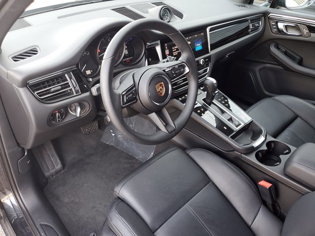 Used 2025 Porsche Macan image 4