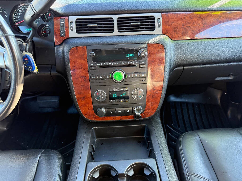 Used 2014 Chevrolet Suburban LT image 25