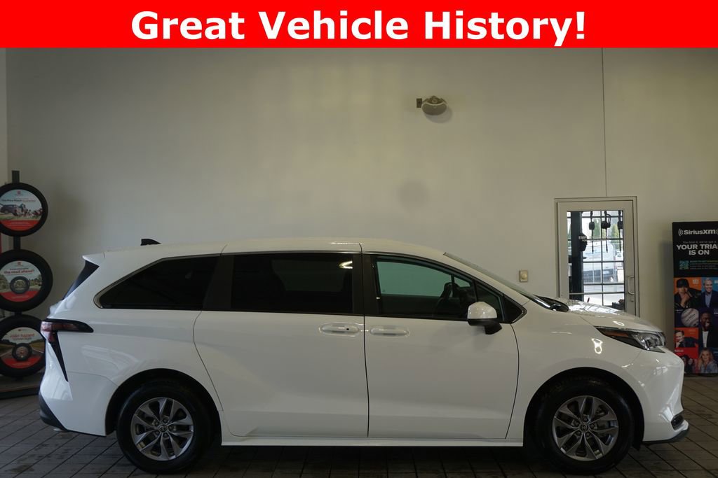 Used 2025 Toyota Sienna LE image 2