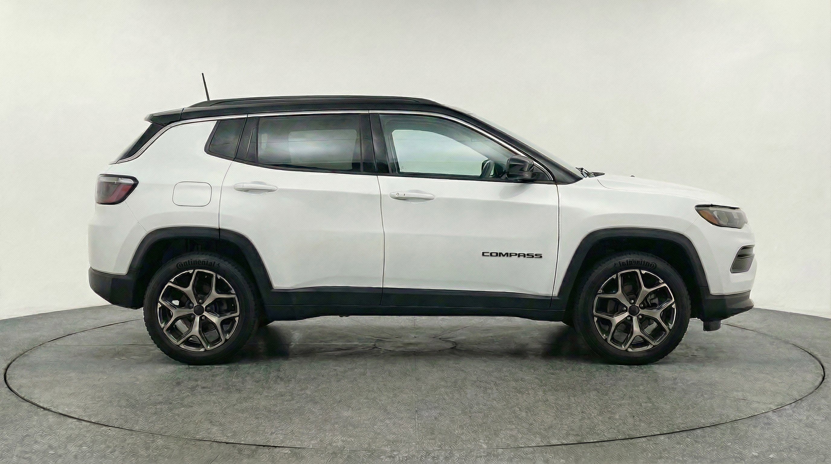Used 2025 Jeep Compass Limited image 11
