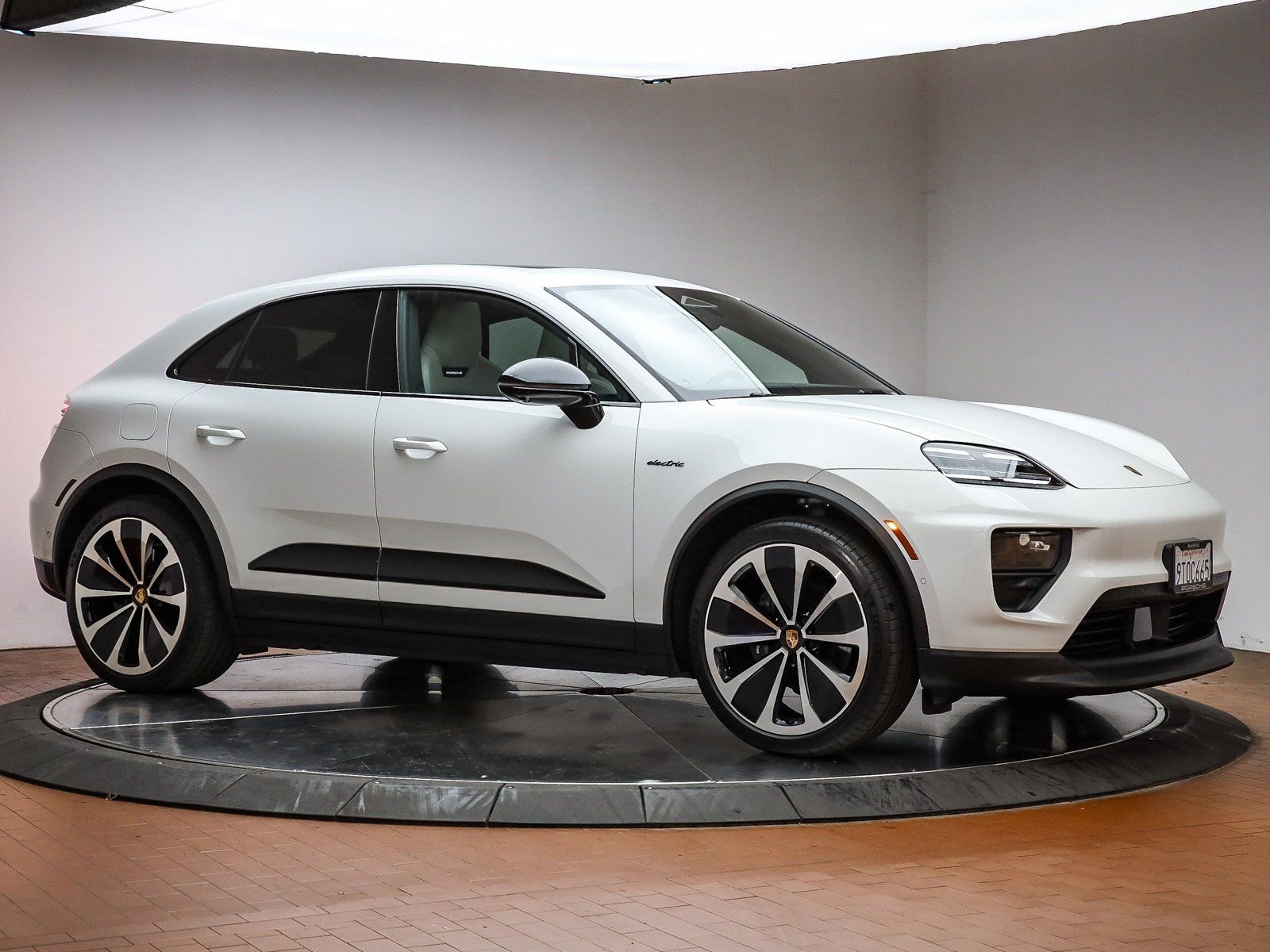 Certified 2025 Porsche Macan Electric image 15