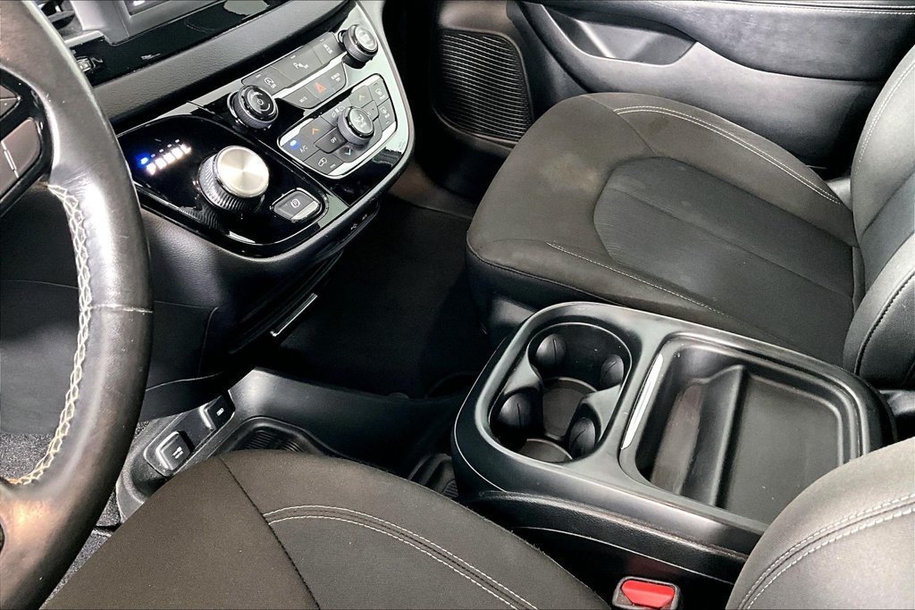 Used 2020 Chrysler Pacifica Touring w/ S Appearance Package FWD image 17