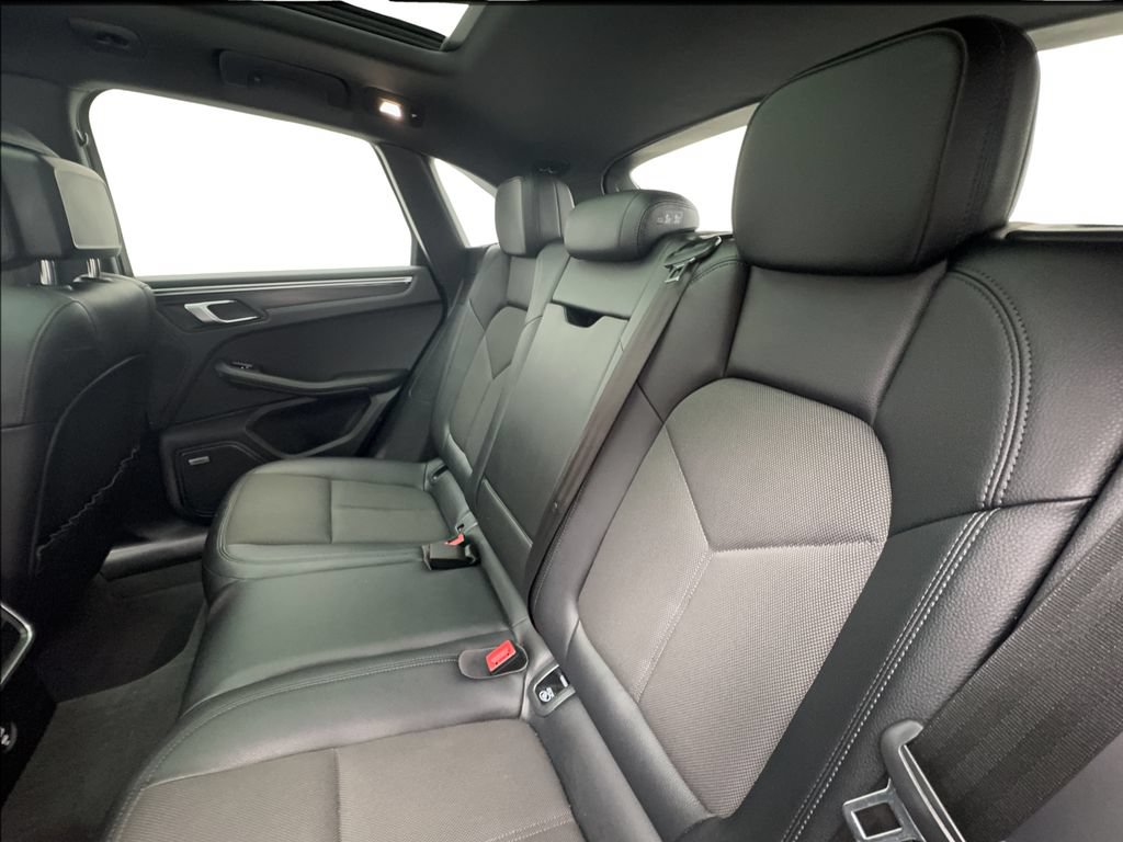 Used 2022 Porsche Macan AWD/4WD image 25