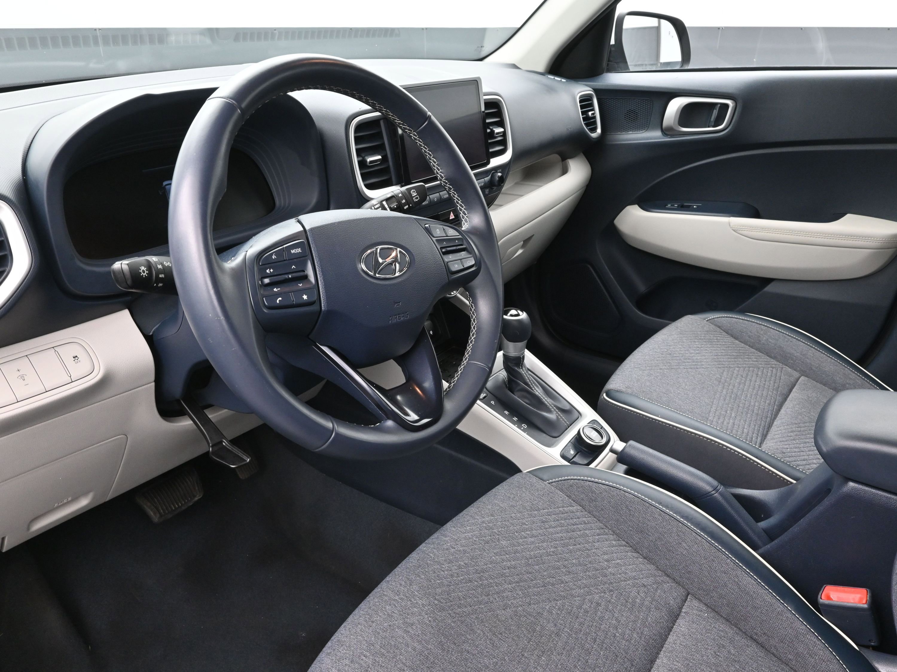 Used 2023 Hyundai Venue Limited w/ Cargo Package image 9