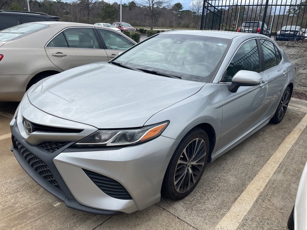 Used 2018 Toyota Camry SE image 1
