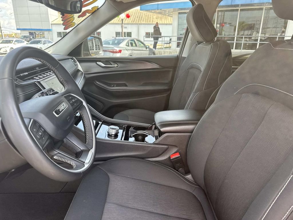 Used 2023 Jeep Grand Cherokee L Laredo image 16