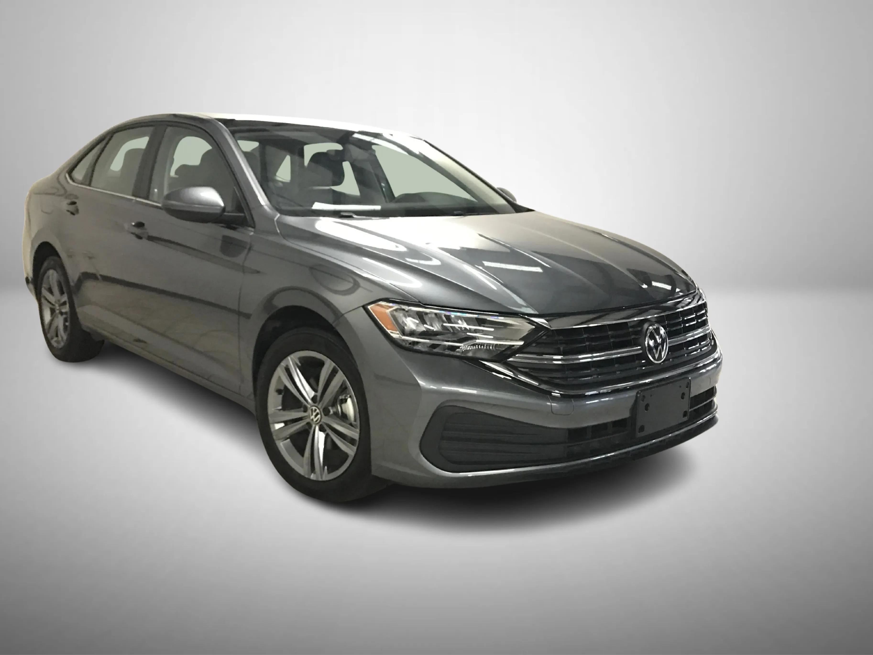 Used 2024 Volkswagen Jetta SE w/ Panoramic Sunroof Package FWD image 3
