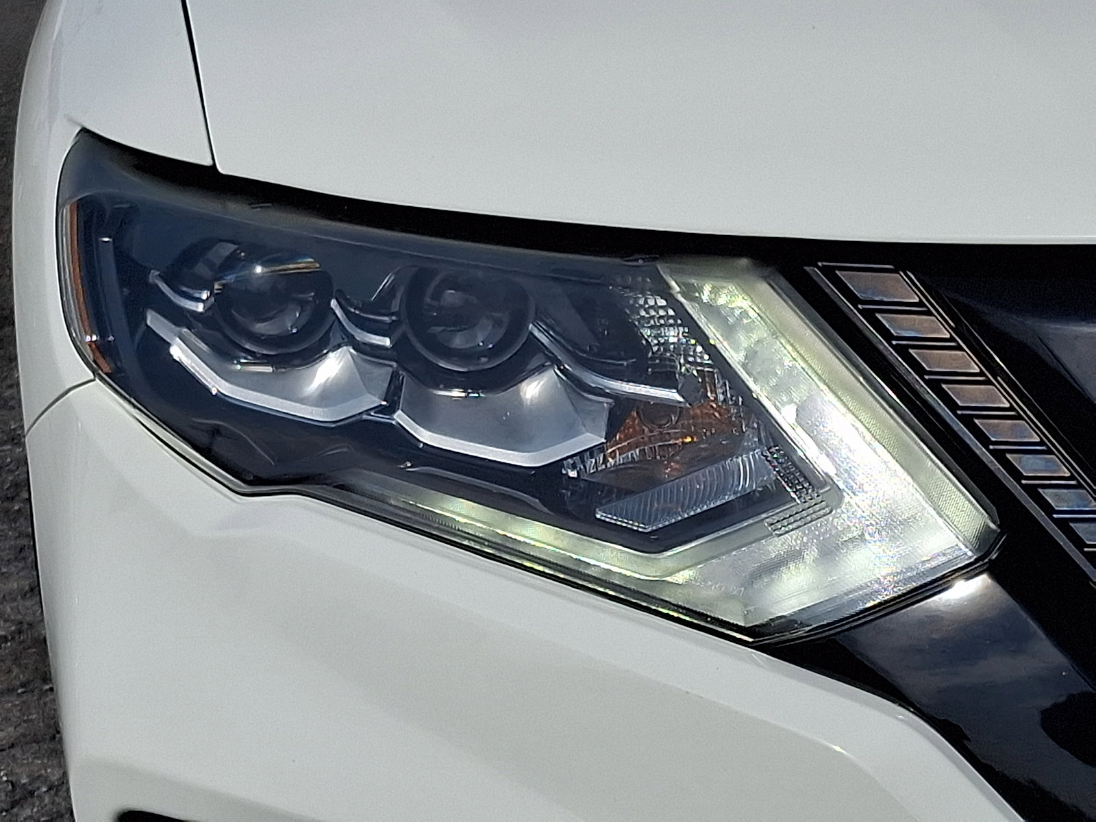 Used 2017 Nissan Rogue SV image 9