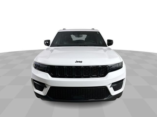 Used 2023 Jeep Grand Cherokee Altitude AWD/4WD image 3