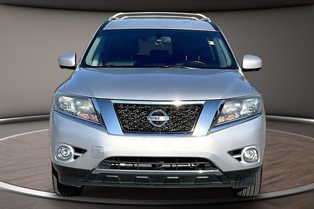 Used 2013 Nissan Pathfinder Platinum FWD image 3