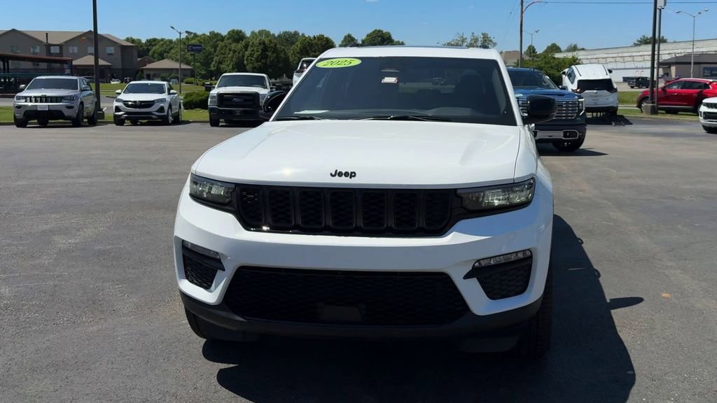 Used 2025 Jeep Grand Cherokee Limited w/ Black Appearance Package AWD/4WD image 2