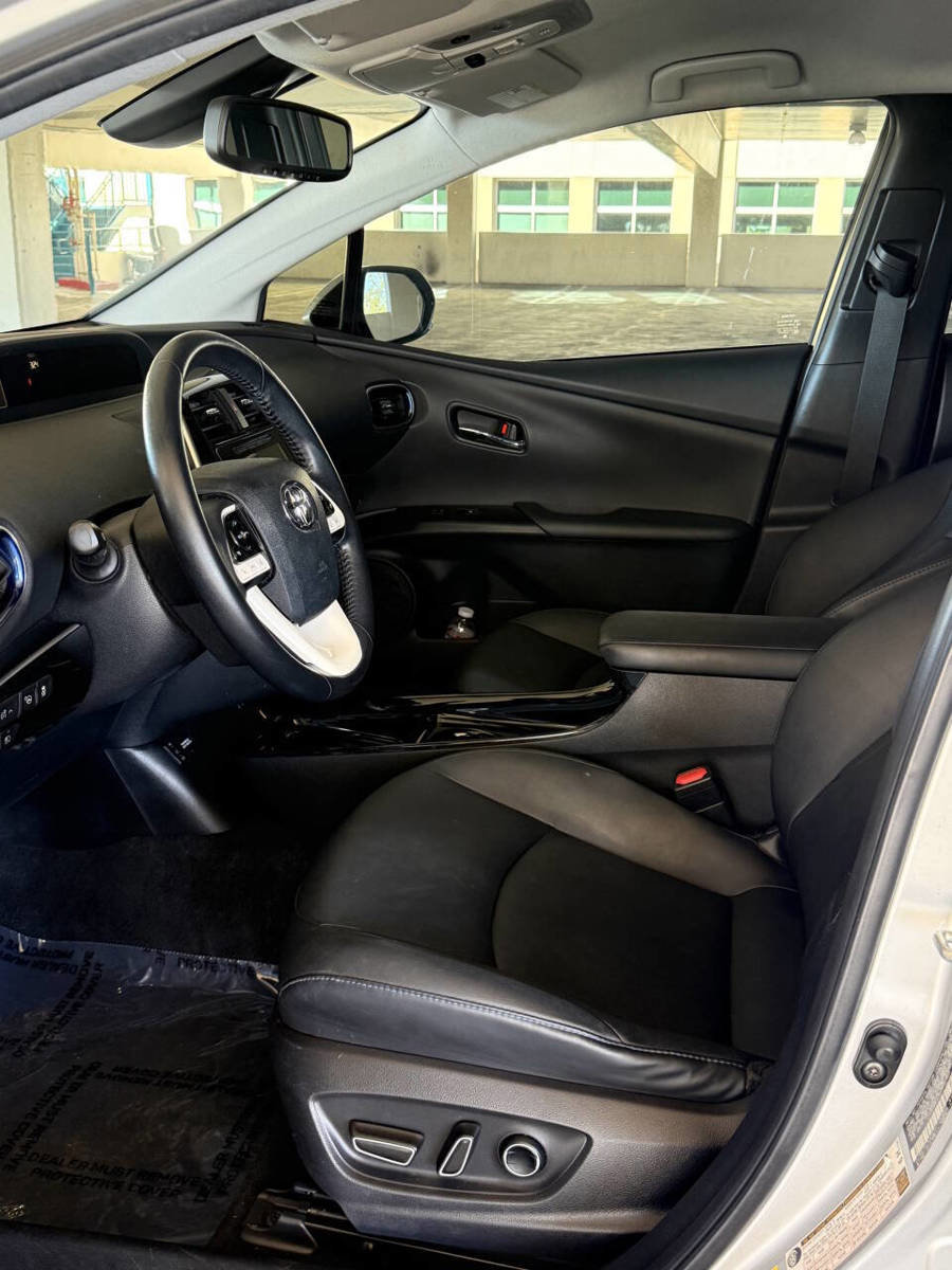 Used 2017 Toyota Prius Four Touring w/ Premium Convenience Package image 17