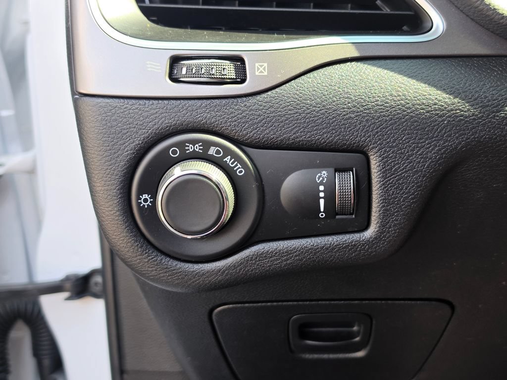Used 2020 Jeep Cherokee Latitude AWD/4WD image 14