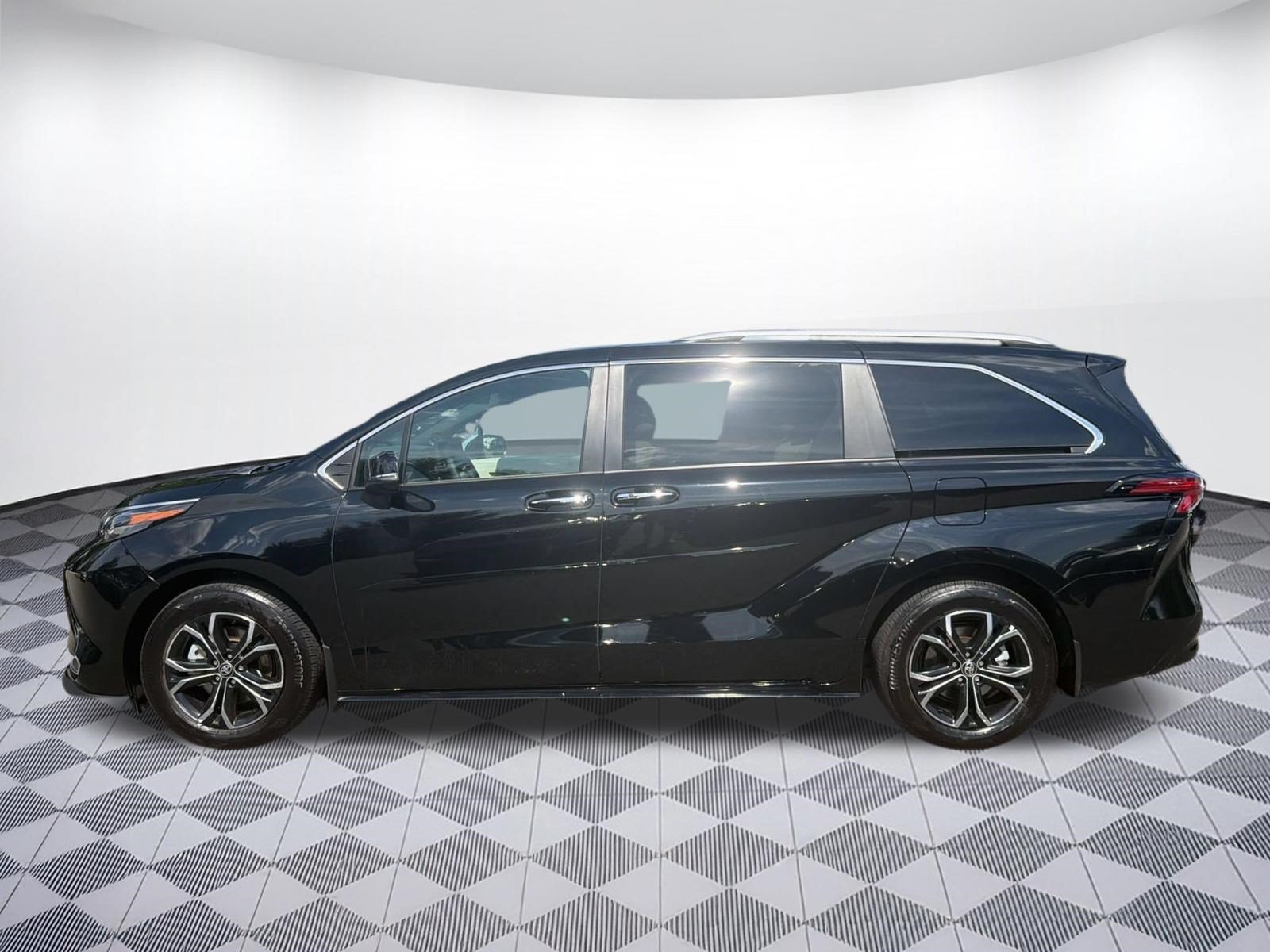 Used 2025 Toyota Sienna Platinum AWD/4WD image 2
