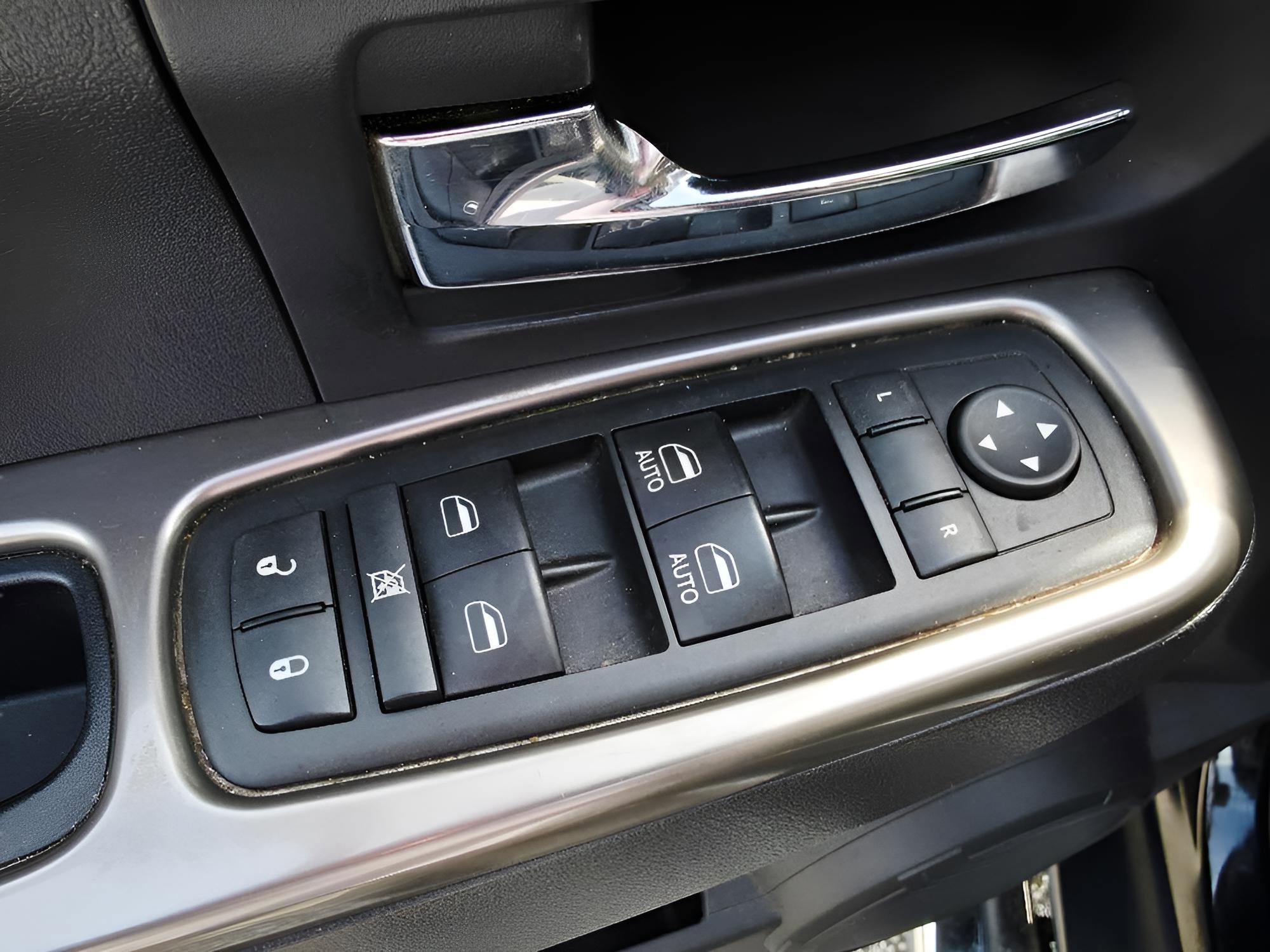 Used 2012 Jeep Liberty Limited Jet w/ Chrome Accents Group image 19