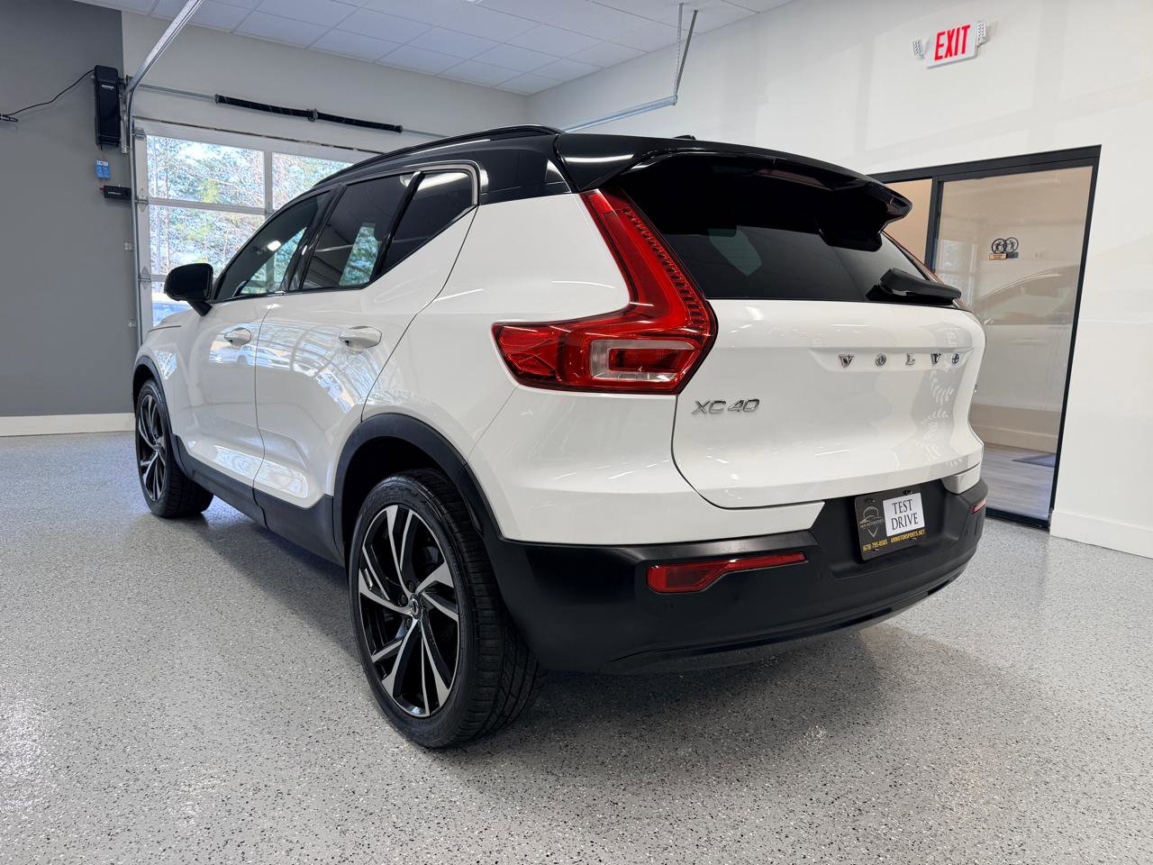 Used 2021 Volvo XC40 T4 R-Design w/ Advanced Package image 5