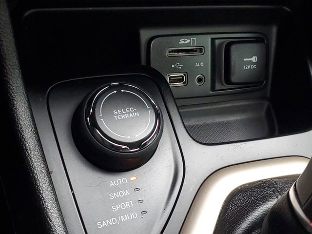 Used 2017 Jeep Cherokee Latitude w/ Cold Weather Group AWD/4WD image 28