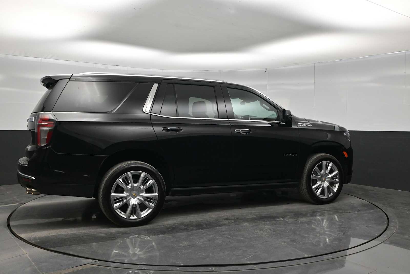 Used 2024 Chevrolet Tahoe High Country w/ Premium Package AWD/4WD image 8