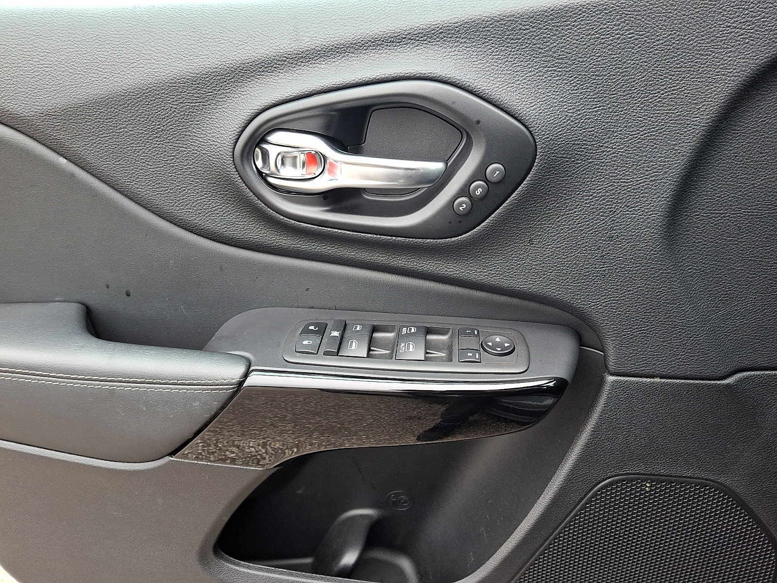 Used 2023 Jeep Cherokee Altitude Lux w/ Lux Elite Package image 19